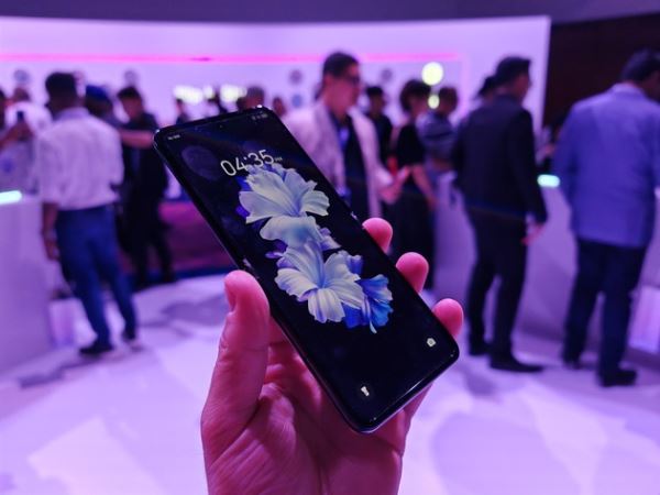 Tecno представил вертикальный складной смартфон Phantom V Flip 5G