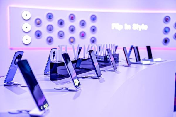 Tecno представил вертикальный складной смартфон Phantom V Flip 5G
