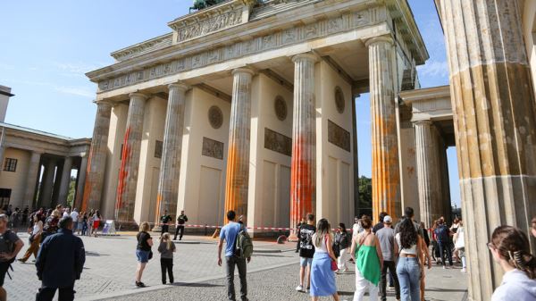 Экоактивисты забрызгали краской Бранденбургские ворота в Берлине